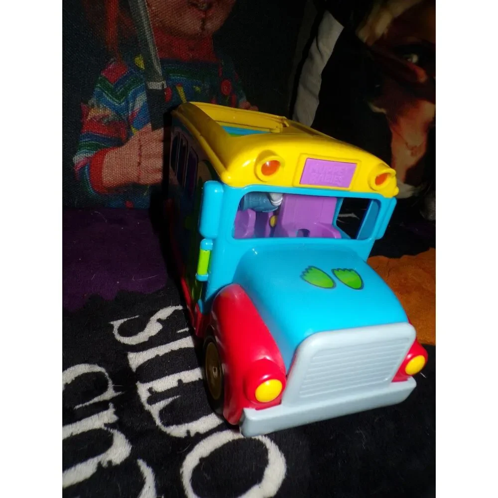 Muppet Babies bus and 2 figures-y2